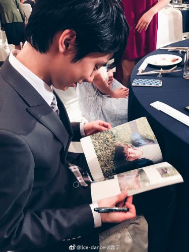 週末仙台にサインを求められる羽生結弦＆お姫様抱っこを真正面から見ると素敵な笑顔にメドベージェワも興味津々