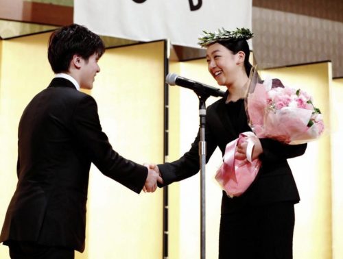 スケート連盟の表彰祝賀会で宇野昌磨選手からの花束に浅田真央「頼もしく感じた」　