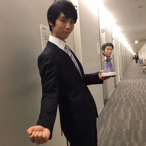 似てるかな？国別対抗戦の為に用意された羽生結弦人形を本人が手に持ってポーズ。