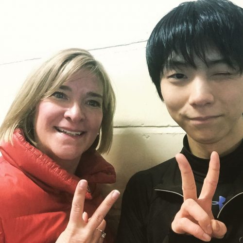 ウィンクしながらピースする最新の羽生結弦が元気そう。順調にクリケットで練習に励んでいるみたいだ