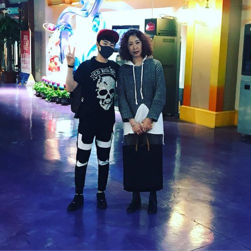 感謝の気持ちを込めて母の日にボーヤン・ジンが母親とのツーショット写真を公開。