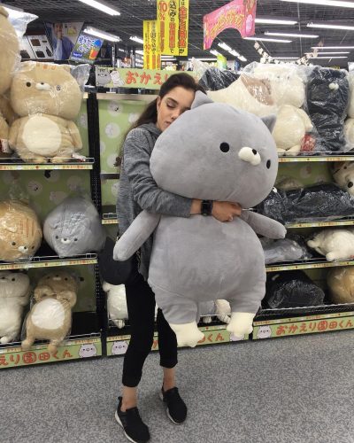 メドベージェワ選手が大きなぬいぐるみを抱いて就寝？購入したのかな？