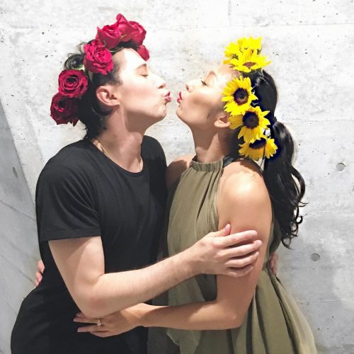 安藤美姫に新しい恋のキューピット？傷を癒すようにジョニーウィアーがキスをする直前のポーズ写真を公開