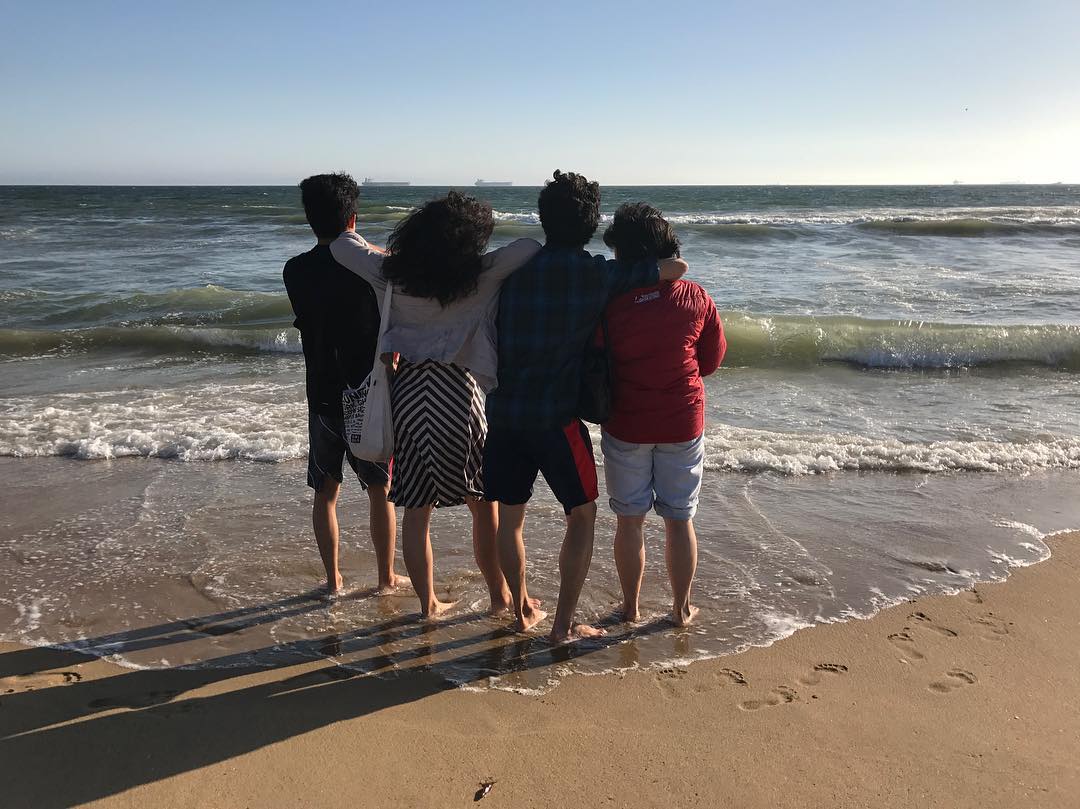 後ろ姿だけでもインパクトが強いネイサン・チェン。家族揃って海を眺める写真がシュール