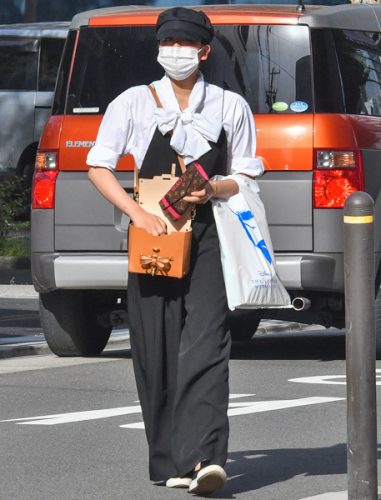 浅田真央の私服を公開。名古屋駅前のコンビニで雑誌を読んでいる姿が目撃される