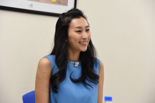 変装した浅田舞が名古屋で妹・浅田真央の街頭ビジョンに遭遇。
