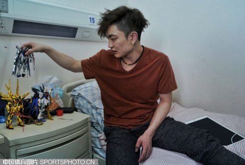 肩を脱臼しリハビリ中のハンヤン。病室に完成させたガンダムのプラモデルを飾り元気な様子を公開