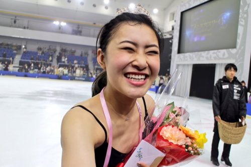 貰ったお花を有効活用する為に壁に吊るしてドライフラワーにする村上佳菜子。