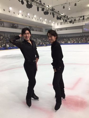 無良崇人と田中刑事がファンサービスでブルゾンちえみポーズを披露