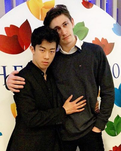 ネイサン・チェンが仲間と一緒にマクドナルドを美味しそうに頬張る映像を公開＆アニメユーリのJJスタイルポーズも披露