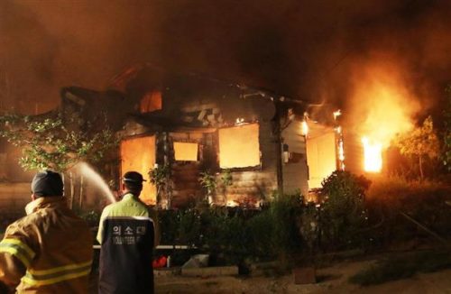 韓国の江陵(カンヌン)で大きな山火事が発生。平昌オリンピック選手村の工事現場まで火の手が迫っているとの事