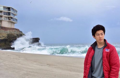 男はつらいよ？ネイサン・チェンが海をバックに撮った一枚の写真が昭和の香りがすると話題に