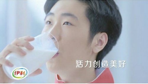 ボーヤン・ジン選手が中国で牛乳のCMに出演。美味しそうにミルクを飲んでイメージもピッタリ