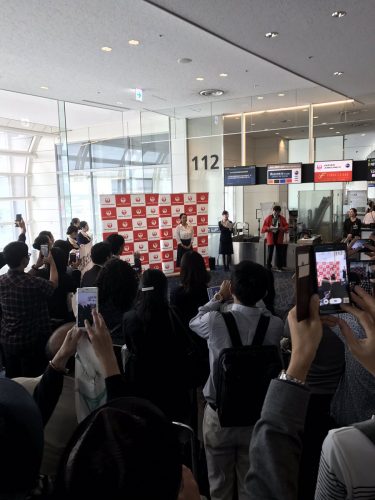 浅田真央が羽田空港からJALに搭乗しニューヨークへ。搭乗ゲートに偶然居合わした人達は騒然