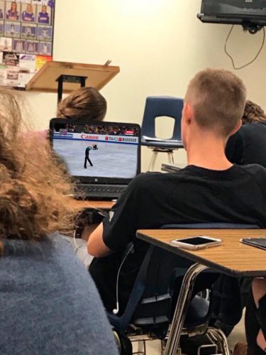 海外の男性が羽生結弦選手の動画を授業中にこっそり見て楽しんでる・・・と思いきや驚きの結果に