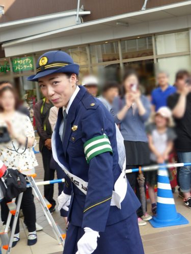 1日警察署長の本郷理華ちゃん。婦人警官姿が似合っていて綺麗だと話題に