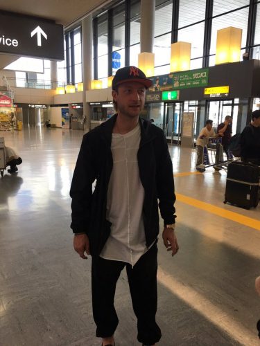 FaOI2017出演の為プルシェンコが来日。ラフな格好でファンにサインを書いてあげる場面も