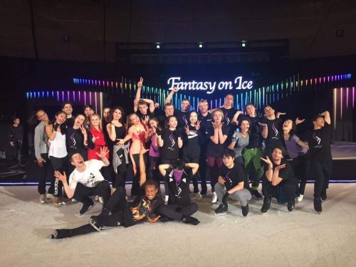 FaOI2017で別バージョンの集合写真を公開。羽生結弦選手は顔にタオルを巻いて戦士フェイスに