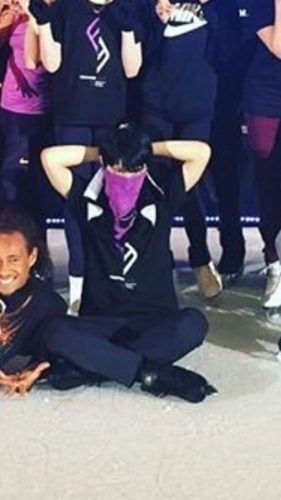 まるで忍者みたいだ。顔をタオルで覆ってマスク変わりにする羽生結弦選手がカッコいい。