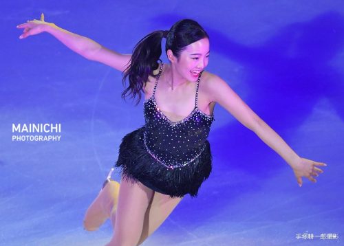 スマホで本田真凜ちゃんをチェックするボーヤン・ジン選手。これはもしかしてマジで恋する5秒前？