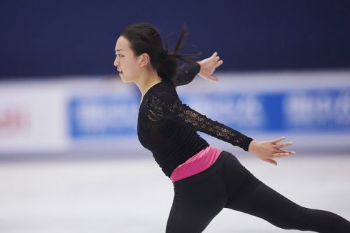 浅田真央がカナダから帰国しブログ更新。ザアイスで披露する曲名を発表＆CM撮影の現場でカジュアルなメガネ姿を披露