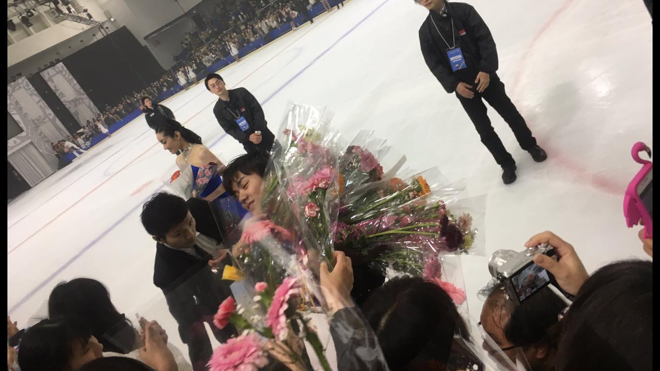 プリンスアイスワールド2017。あまりの人気ぶりに花束の山に埋もれる宇野昌磨。ファンも生で触れ合えて興奮気味？