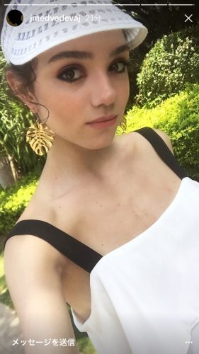 メドベージェワ選手がカジュアルな服装でお散歩。中国で撮影のお仕事をしているみたいだ