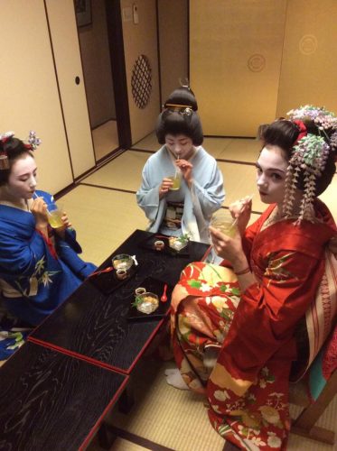 メドベージェワちゃんが京都を満喫。舞子姿で緑茶にもチャレンジ。美味しかったかな？