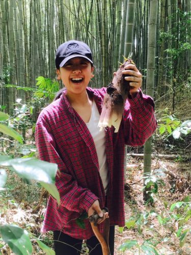 自力でタケノコを採る浅田真央ちゃん。素敵な笑顔でプライベートも充実