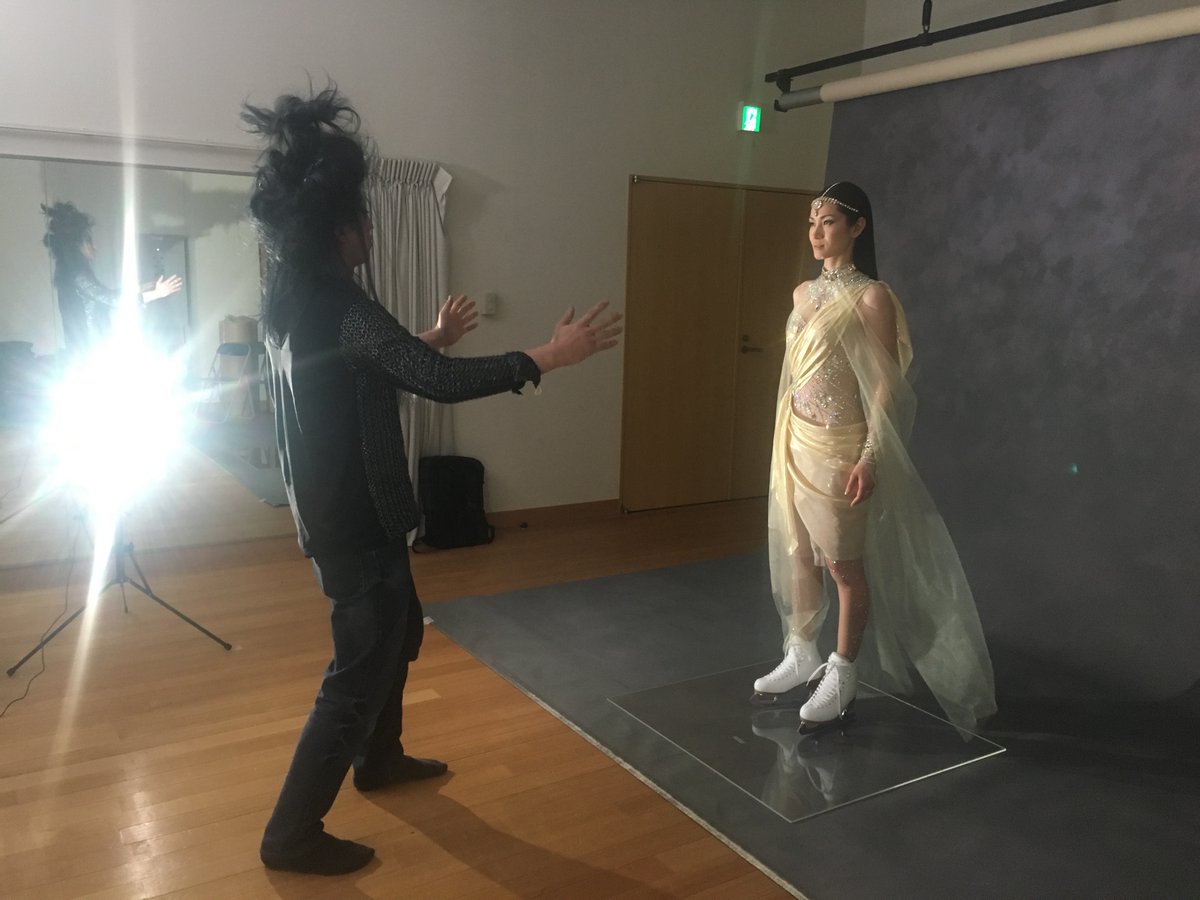 氷艶に出演する荒川静香さんの宣材写真撮影に対して指導する謎の男性の髪型が凄い