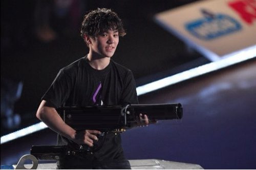 BS朝日で本日21時からFaOI2017幕張公演を放送。宇野昌磨選手もバズーカ―砲を持って楽しそうだ