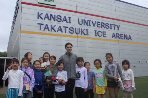 アイリンの手袋をしたロシアのエフゲニア・メドベージェワが関大のリンクで子供達と一緒に練習を行い交流
