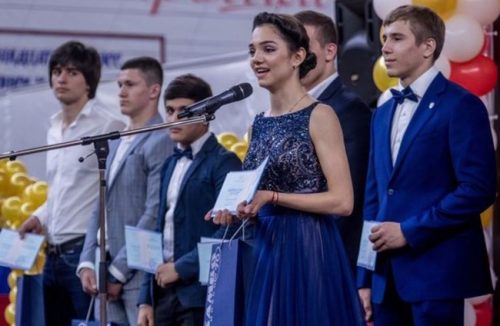 メドベージェワ選手が高校卒業式でスピーチ＆インタビューに応じる動画を公開