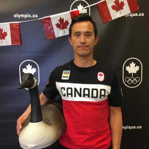 パトリック・チャンがカモの置物を持って超ご機嫌。いつも明るくて見てるだけで元気が出る