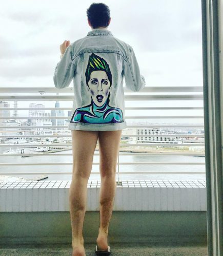 ジョニーウィアーがファッショナブルな服装で神戸の街を見下ろす。食事はお蕎麦で日本滞在を満喫中