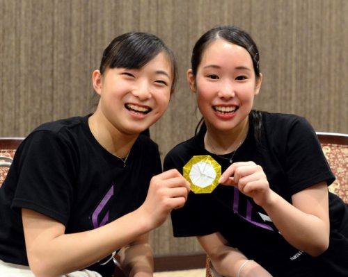手作り金メダルで励まし合う。三原舞依と坂本花織