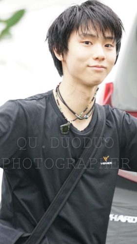 羽生結弦が出待ちしてくれているファンに思わず投げキッス？織田信成氏との親密さにファンも嫉妬