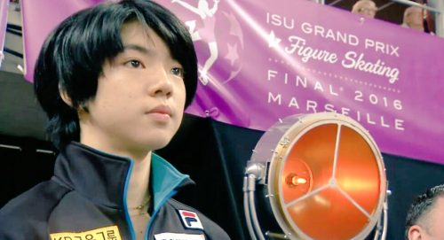 羽生先輩の膝カックンにジュンファンが思わず不思議な鳴き声を発する映像が可愛い