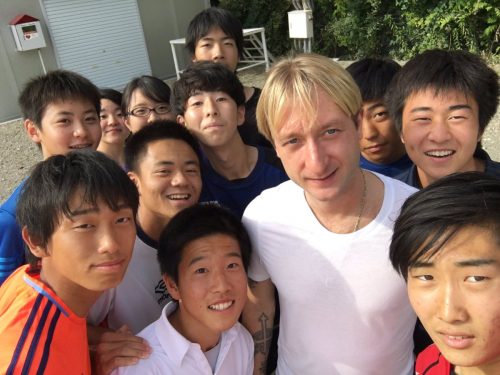 プルシェンコが日本の学生達と記念撮影。部活の途中に突然現れる