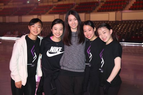 貫禄ある荒川静香を中心に本田真凜を始め来期期待の現役選手らと一緒に記念撮影