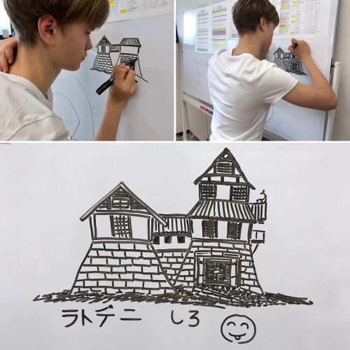 ラトデニことデニス・ヴァシリエフス君がお城の絵を上手に描きカタカナも披露