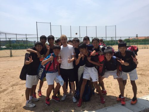 プルシェンコが日本滞在中に学生らと一緒にサッカーを行いリフレッシュ＆ファンミーティングではファンに感謝