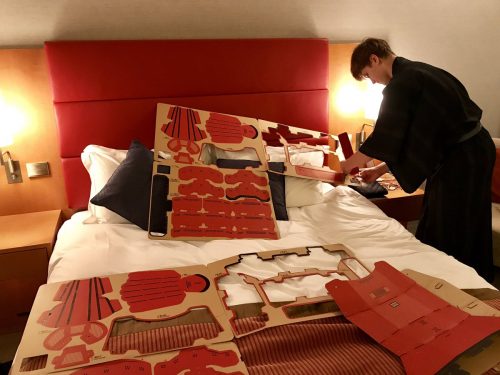 日本の文化に興味津々。ラトデニ君がホテルの寝室で侍の鎧を密かに作成。