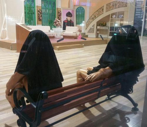 意外な光景？羽生結弦の黄金オブジェを夜中に見に行くとこんな風になっている