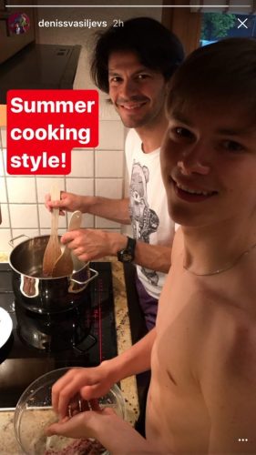 腐女子も大喜び？デニス・ヴァシリエフス選手が洋服を脱いでコーチのランビエールと仲良くお料理