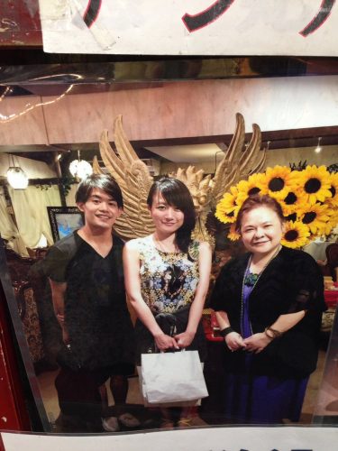 小塚夫妻が横浜人気NO1の有名占い師の元へ足を運び記念撮影