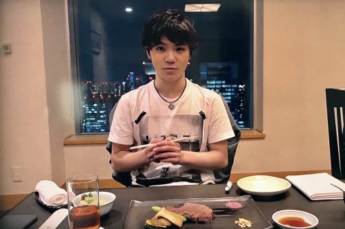 彼氏とご飯なうに使えそうな宇野昌磨選手との食事風景。ファンにとってはご馳走に違いない