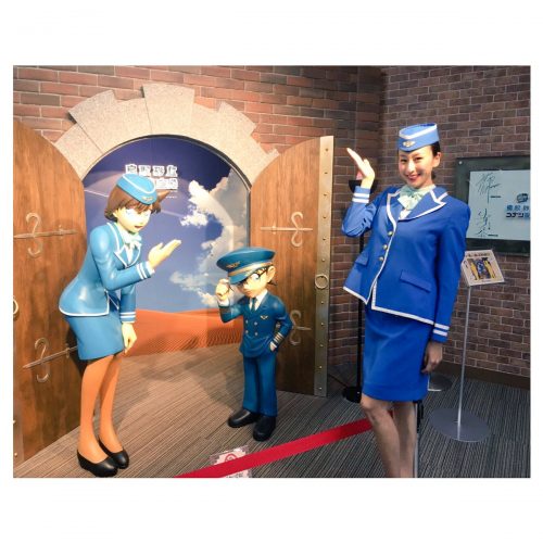 浅田舞が鳥取でコナン空港に足を運び蘭ちゃんの制服を着用。