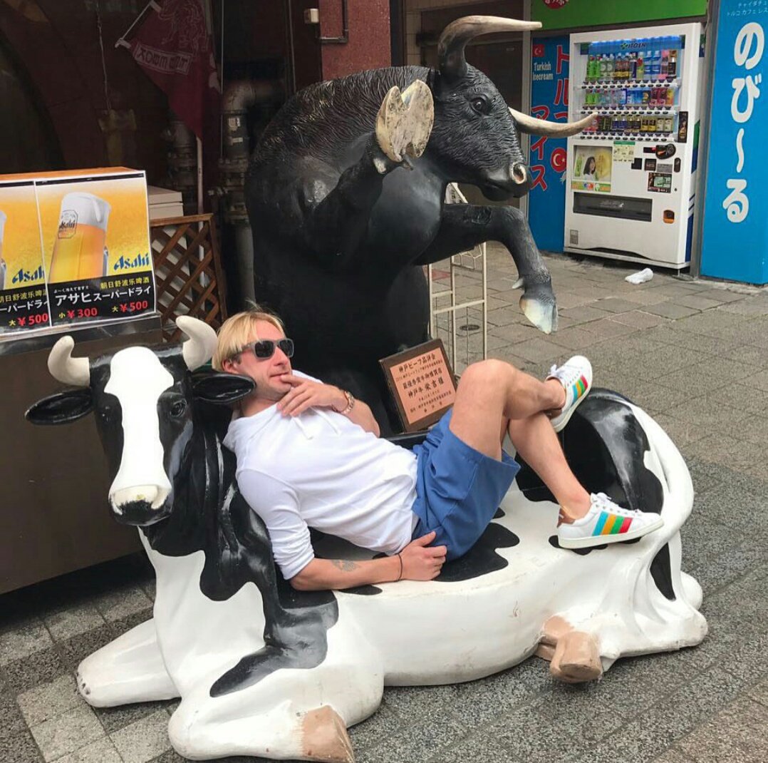 プルシェンコが牛の置物の上に横たわりリラックス。一方でラトデニ君は目的のお店が休館日でちょっと不機嫌？
