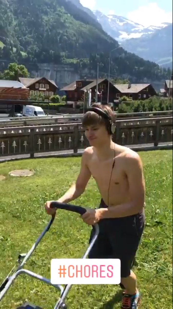 ラトデニ君がもうスイスに到着？服を脱いで楽しそうに芝刈している映像を公開